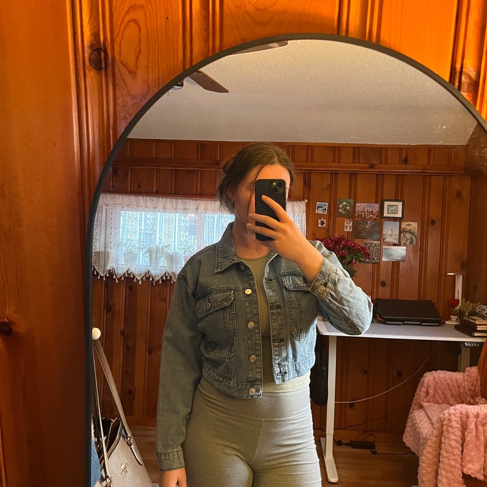 Stylish Cropped Denim Jacket - image 1